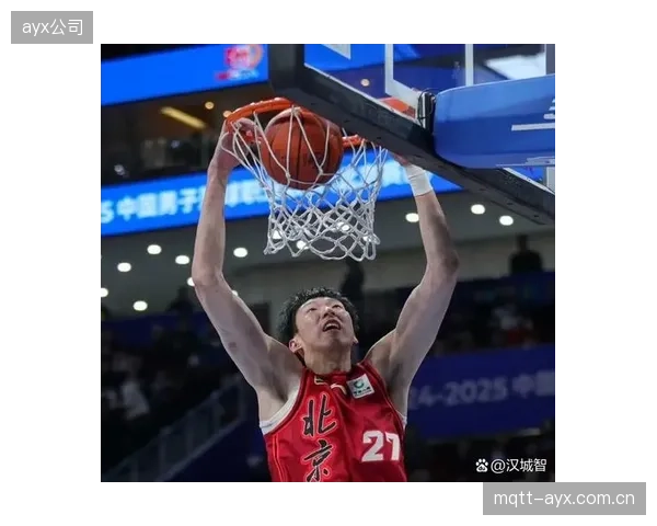 周琦在北京队进攻端表现挣扎，上海队利用强硬防守限制对手，成功拿下半决赛赛点。